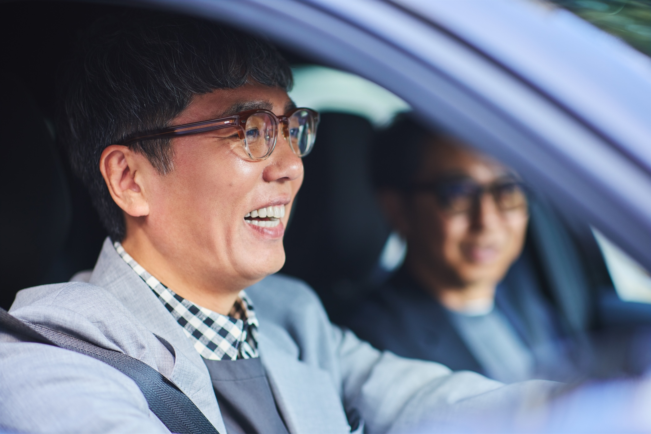 笑顔で運転するおぎさん